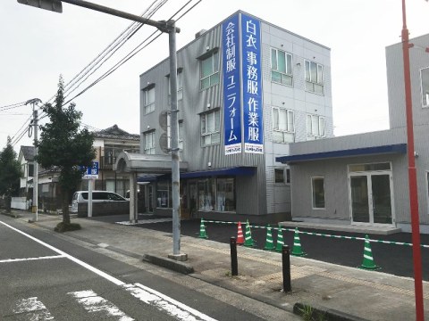シンプルだけど目立つ壁面看板